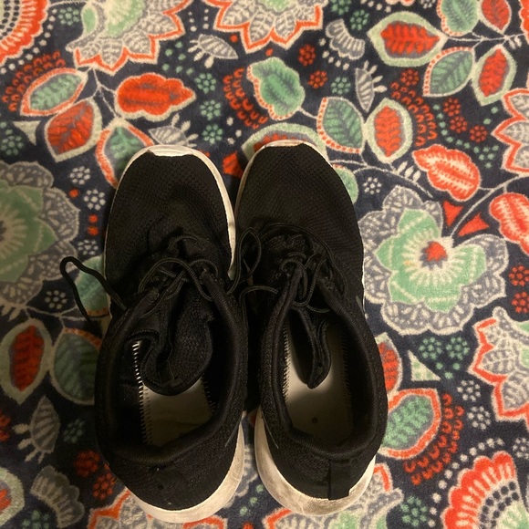Black Nike Roshe Run - Picture 5 of 8